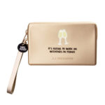 Case & Me – Emily à Paris Silicone Sac – Champagne Cheerscase & Me – Emily à Paris Silicone Bag – Champagne Cheers